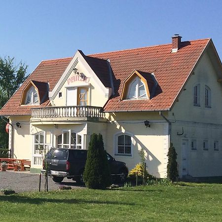 Golf Etterem Es Panzio Hotell Kaposvár Exteriör bild