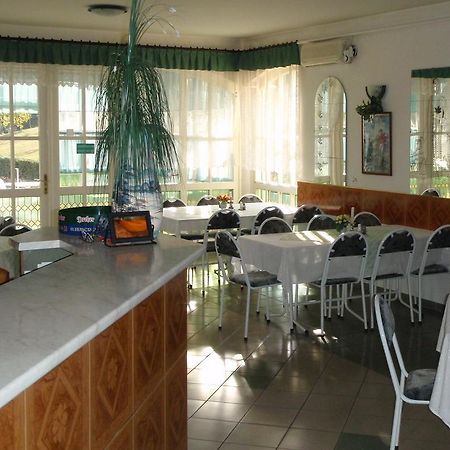 Golf Etterem Es Panzio Hotell Kaposvár Exteriör bild
