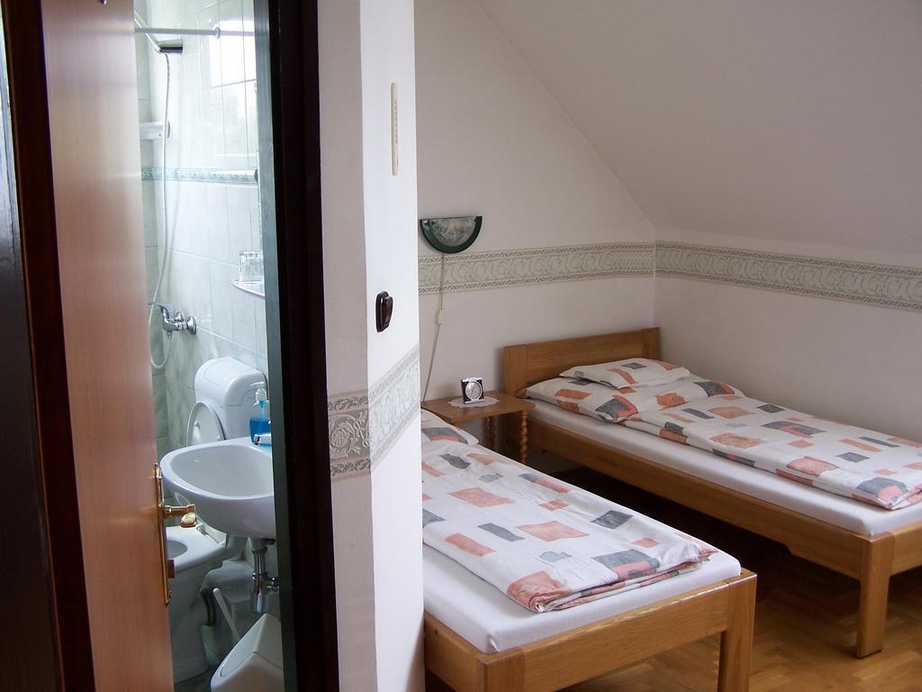 Golf Etterem Es Panzio Hotell Kaposvár Exteriör bild