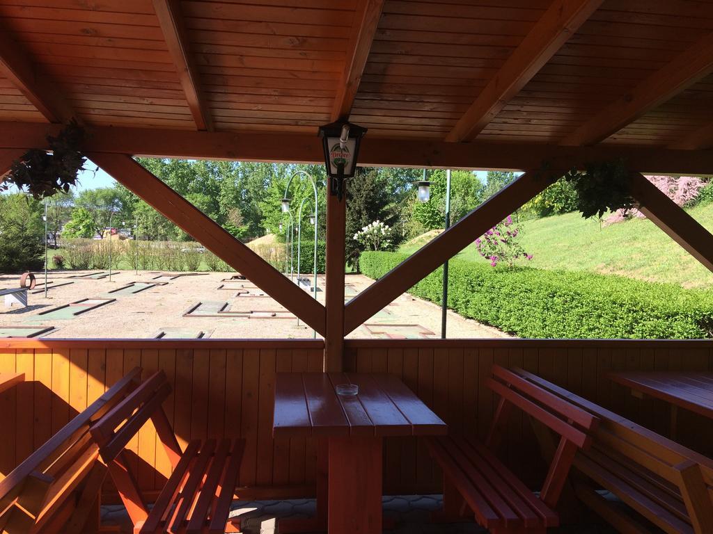 Golf Etterem Es Panzio Hotell Kaposvár Exteriör bild