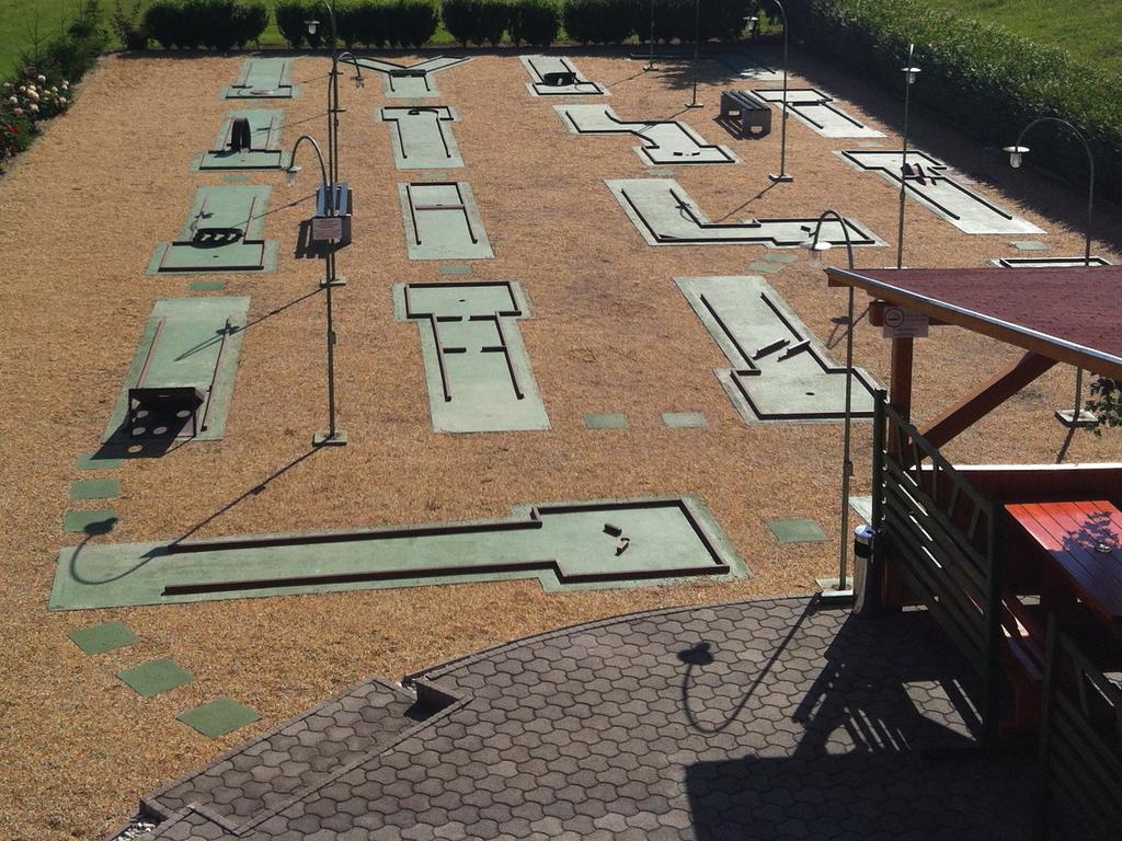 Golf Etterem Es Panzio Hotell Kaposvár Exteriör bild