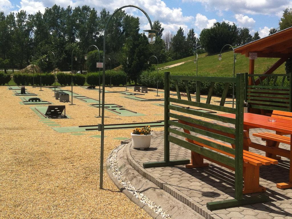 Golf Etterem Es Panzio Hotell Kaposvár Exteriör bild