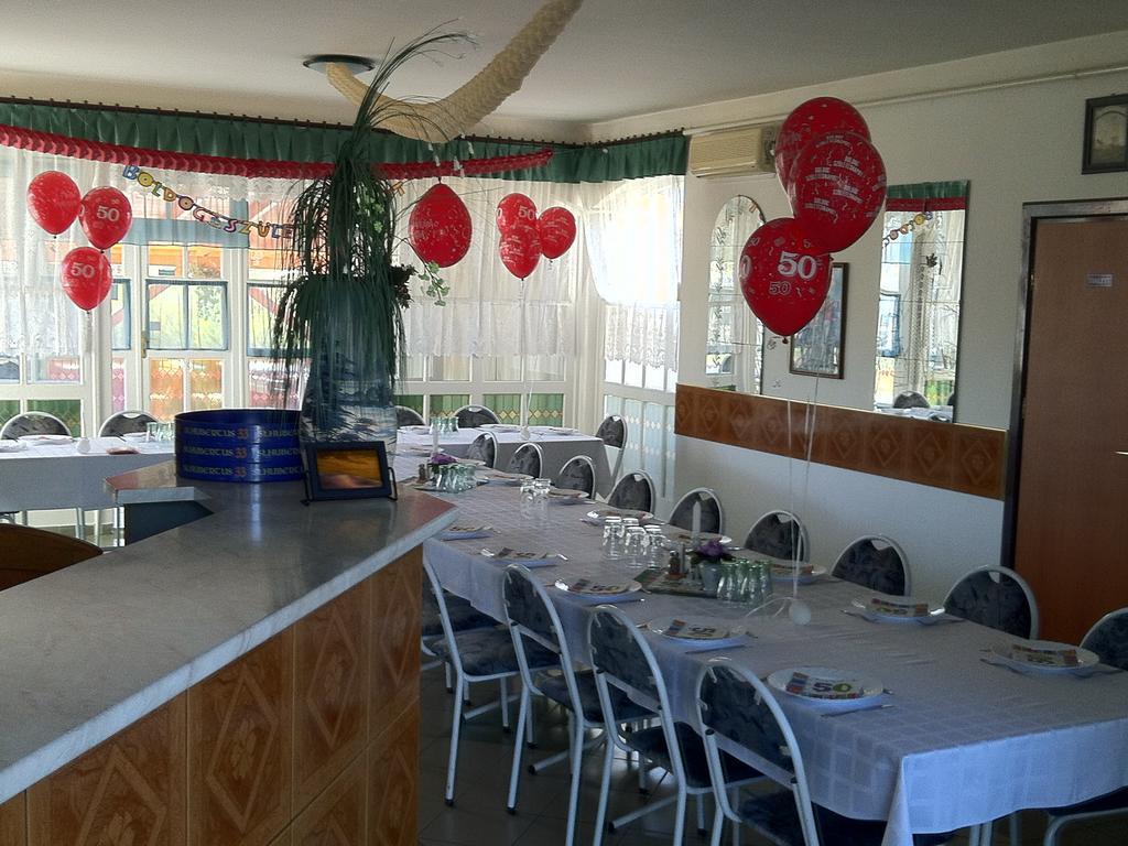 Golf Etterem Es Panzio Hotell Kaposvár Exteriör bild