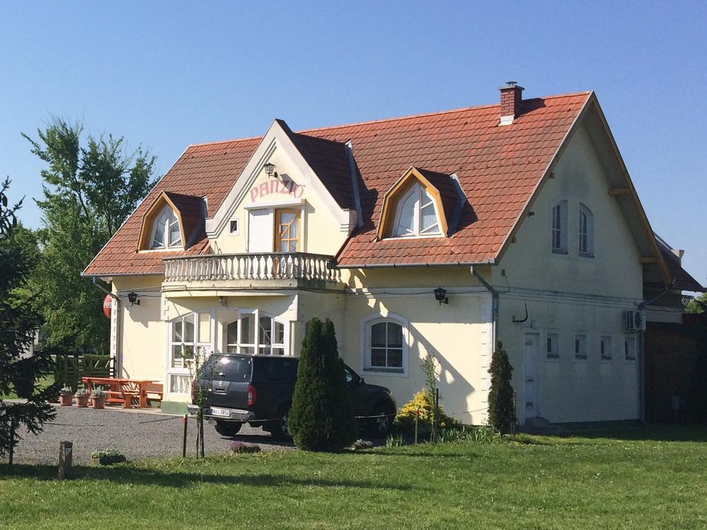 Golf Etterem Es Panzio Hotell Kaposvár Exteriör bild