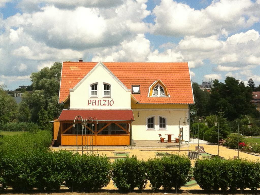 Golf Etterem Es Panzio Hotell Kaposvár Exteriör bild