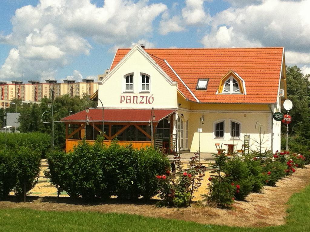 Golf Etterem Es Panzio Hotell Kaposvár Exteriör bild