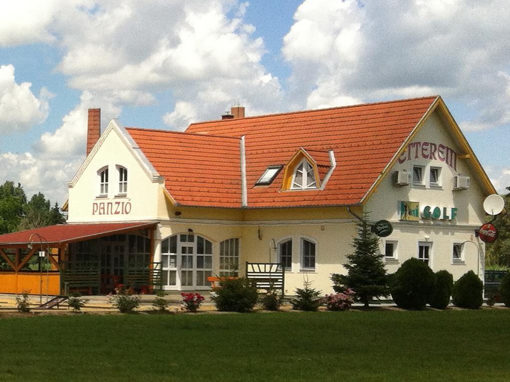 Golf Etterem Es Panzio Hotell Kaposvár Exteriör bild