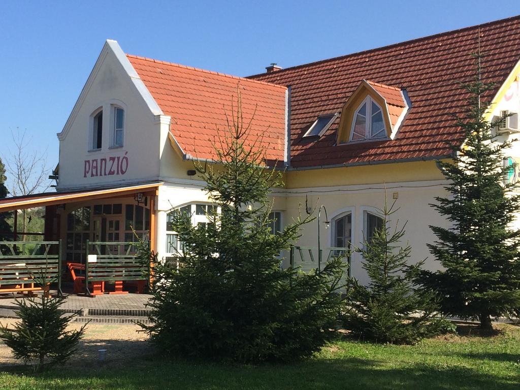 Golf Etterem Es Panzio Hotell Kaposvár Exteriör bild