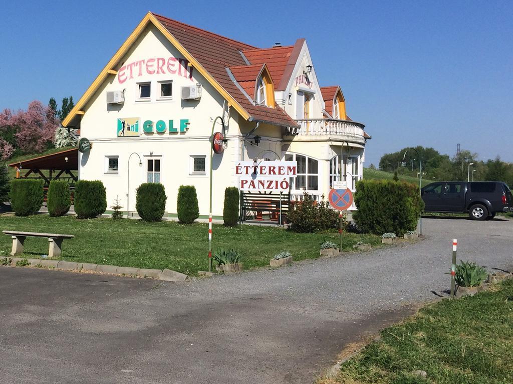 Golf Etterem Es Panzio Hotell Kaposvár Exteriör bild