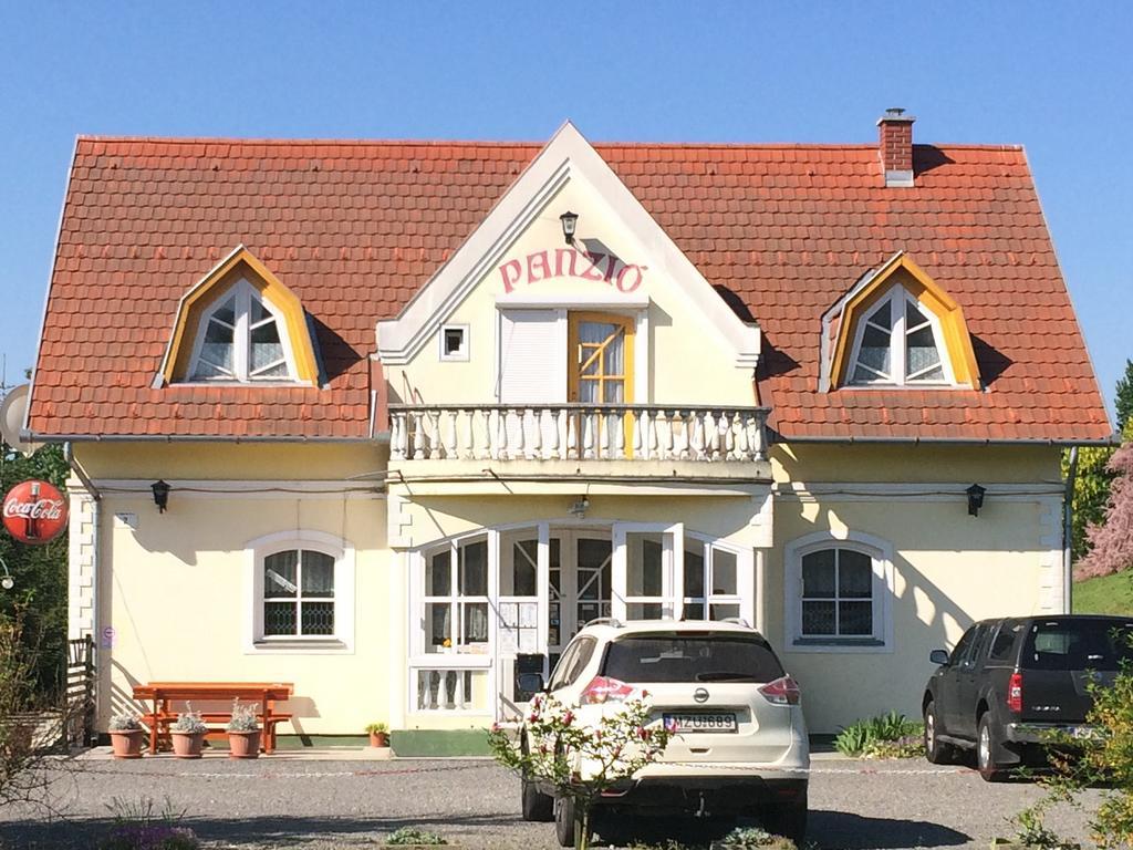 Golf Etterem Es Panzio Hotell Kaposvár Exteriör bild