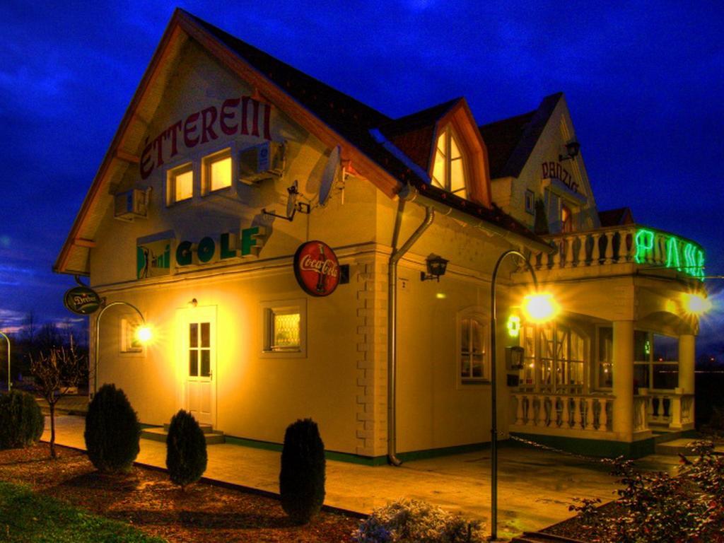 Golf Etterem Es Panzio Hotell Kaposvár Exteriör bild