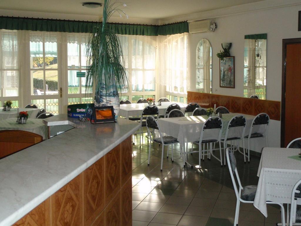 Golf Etterem Es Panzio Hotell Kaposvár Exteriör bild